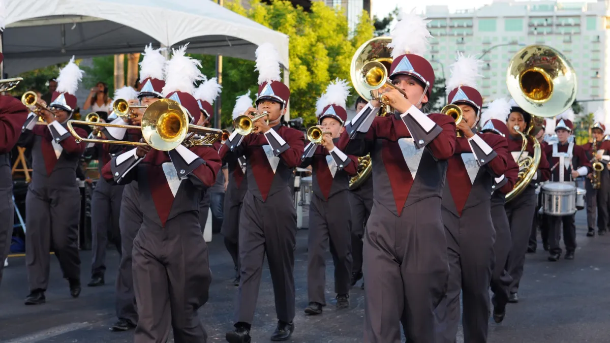 🥳 Huge parade | Hillbilly Hamlet | Hendo artfest | Foodie park | Night clowns | Beethoven drama | Dog rave