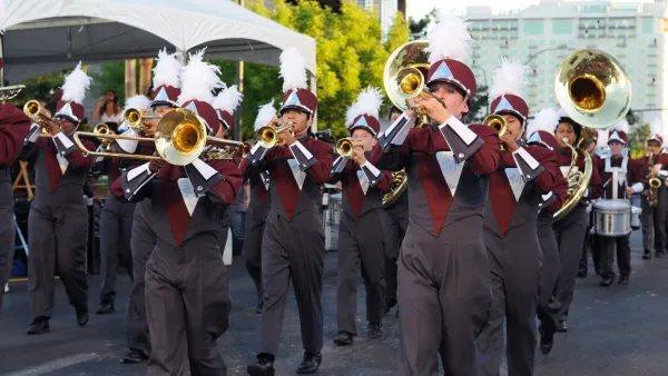 🥳 Huge parade | Hillbilly Hamlet | Hendo artfest | Foodie park | Night clowns | Beethoven drama | Dog rave